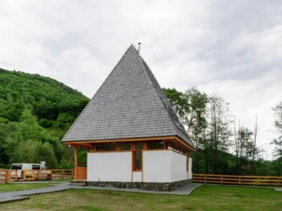 Elevi mutați într-un refugiu turistic (Apuseni) (sursa: parteneriatefinantari.ro/)