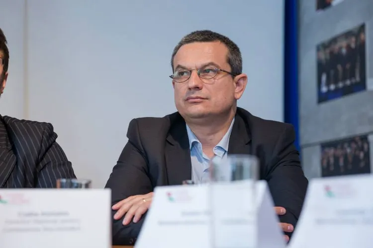 CCR a blocat, cu majoritate de voturi, publicarea declarațiilor de interese financiare ale demnitarilor și funcționarilor publici