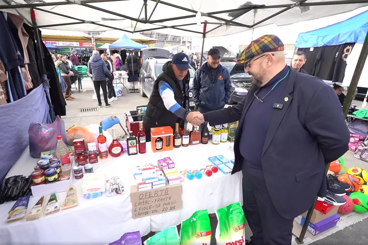 Filmare grotească cu Piedone luând o gustare  Foto: Captură video