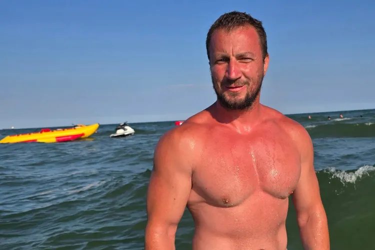 De ce aleargă Godină dezbrăcat complet prin curte. În imagine, doar parțial dezbrăcat, la mare (sursa: Facebook/Marian Godina)