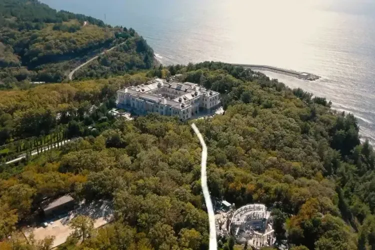 Incendiu uriaș lângă „palatul lui Putin” (sursa: Fundația Anti-Corupție)