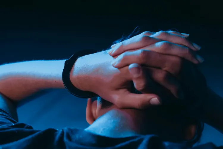 Bărbat arestat după ce și-a violat soția (sursa: Pexels/Kindel Media)