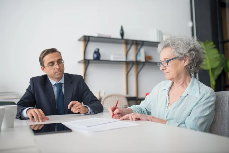 Ajutoare de urgență pentru pensionari în 2026: cine poate primi bani și unde trebuie depusă cererea