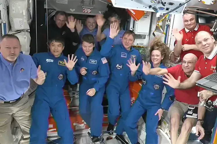 Astronauții blocați pe Stația Spațială Internațională de nouă luni vor reveni pe Pământ