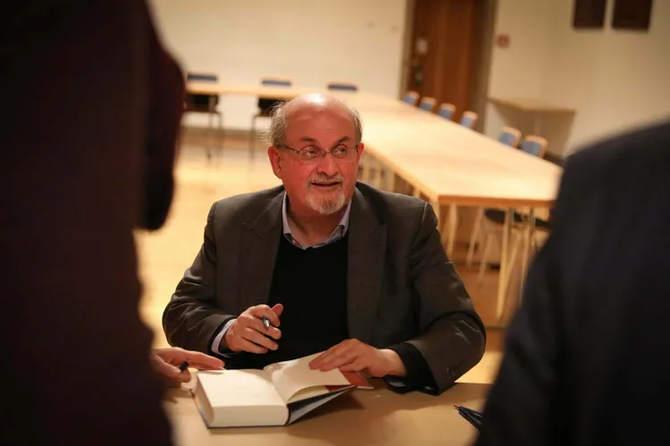 Rushdie, fără un ochi, mână invalidă (sursa: Facebook/Literaturfest München)