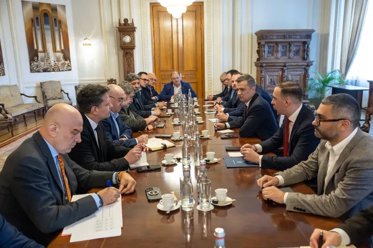 Noua strategie a PSD anti-PNL: împinge la greve ale bugetarilor, nemulțumiți de noua lege a salarizării. Sindicatele, negocieri cu PSD-AUR