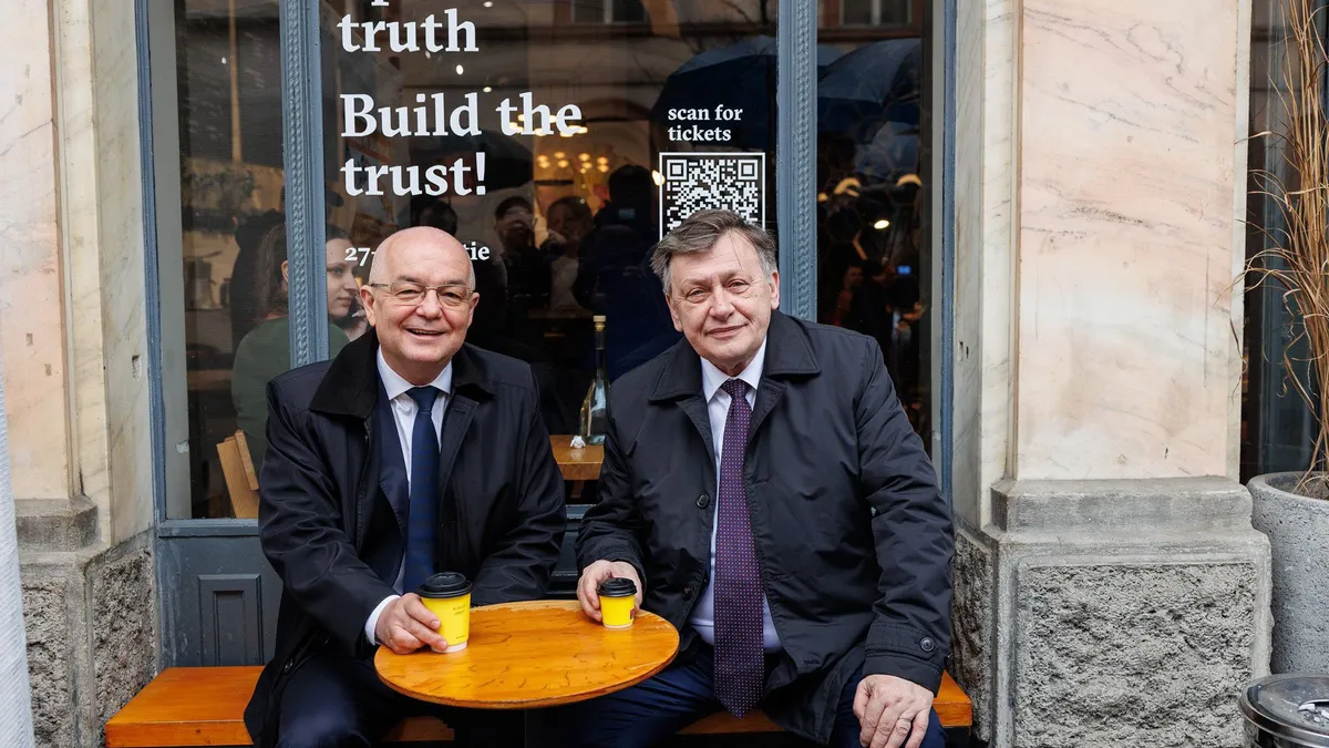 Antonescu și Vadim Tudor, singurii politicieni care, în 2012, au analizat posteriorul gol al lui Boc Foto: Facebook