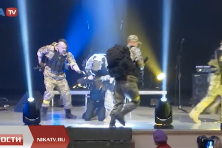 Spectatori "împușcați" pe scenă în Rusia (sursa: nikatv.ru)