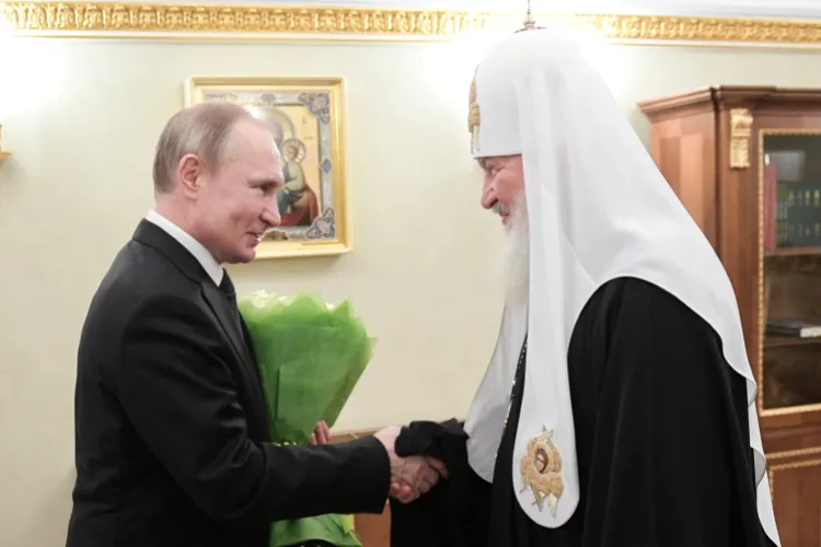 Patriarhul Kirill își minte în față enoriașii (sursa: Aljazeera.com)