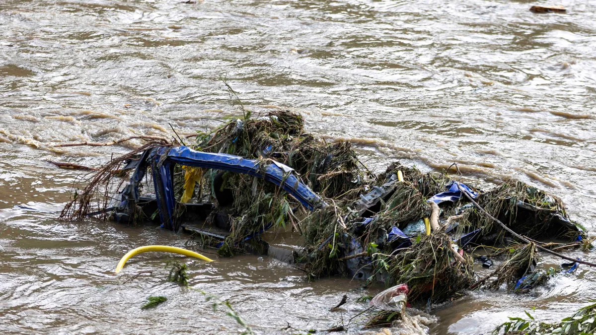 Sute de angajați ai Apelor Române au primit spor pentru fonduri europene, deși au ratat proiectele Foto: Inquam/Casian Mitu