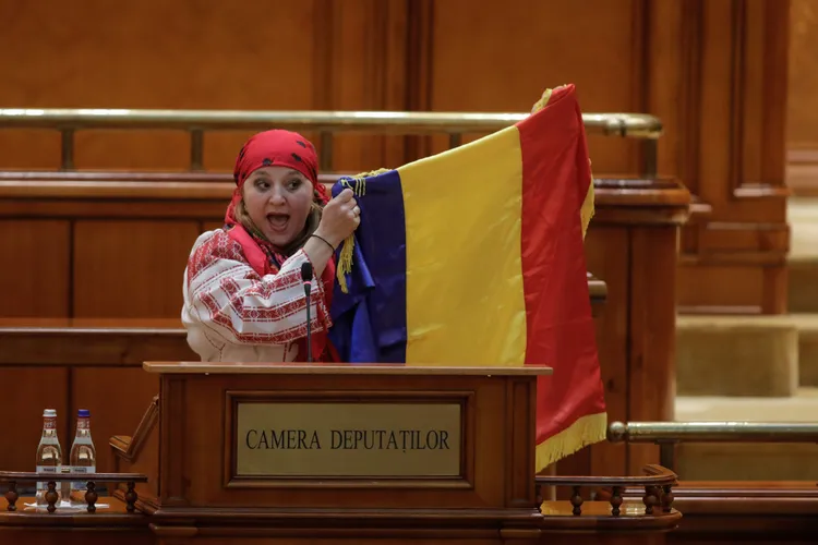 Șoșoacă, învelită în tricolor Foto: Inquam/ george Calin