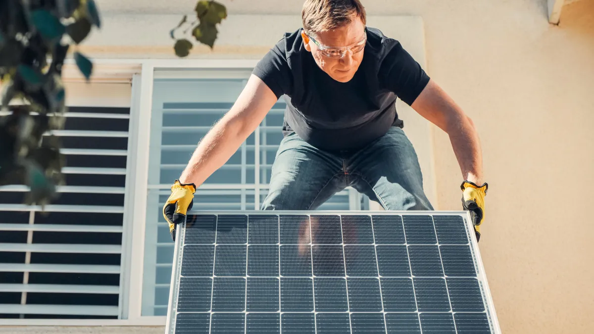 Montarea unui panou fotovoltaic pe acoperișul unei case