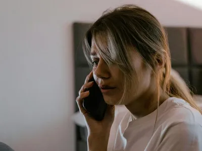 Românii, soți și concubini foarte agresivi (sursa: Pexels/MART PRODUCTION)