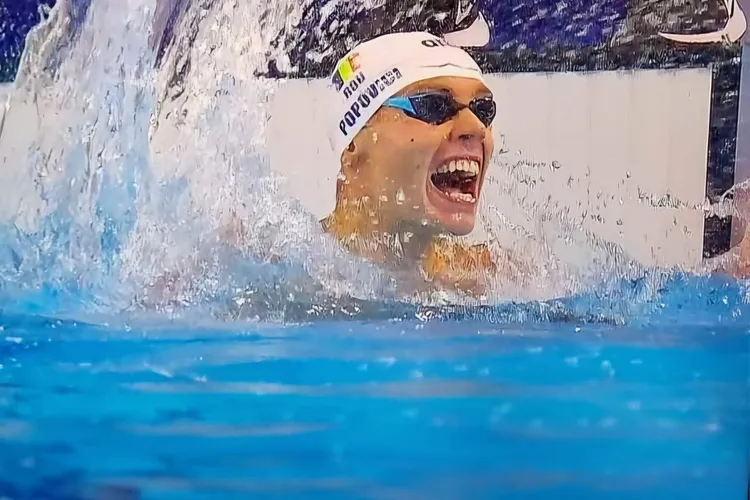 David Popovici, aur la 200 m liber la Campionatele Mondiale de natație de la Singapore