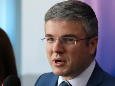 Ministrul USR Darău primește bani publici pentru șase cabinete parlamentare cu zero angajați. Ia și bani de transport, deși e plimbat gratuit de SPP (sursa: Facebook/Irineu Darău)