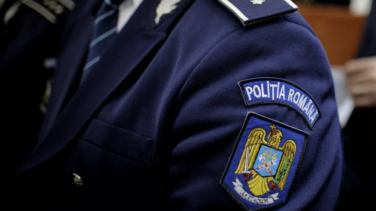Imagine cu mâneca unei uniforme a  poliției române pe care se poate vedea stema