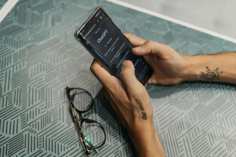 Tinerii folosesc ChatGPT pentru informare rapidă (sursa: Pexels/Matheus Bertelli)