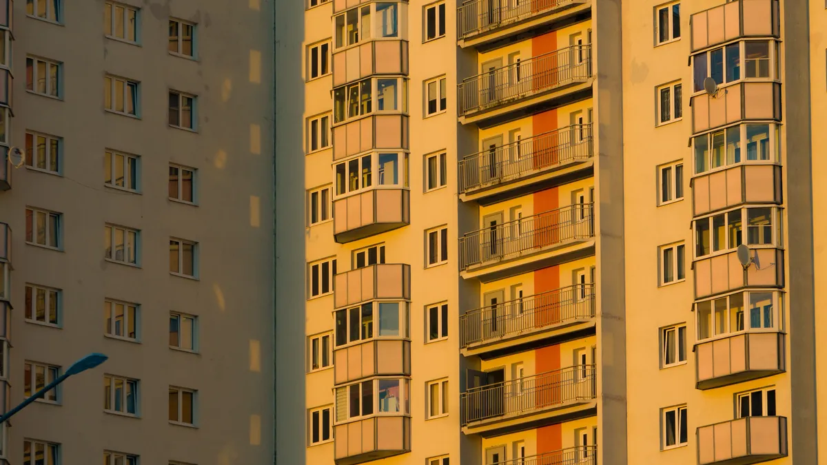 Bloc de apartamente cu balcoane închise pe fațadă