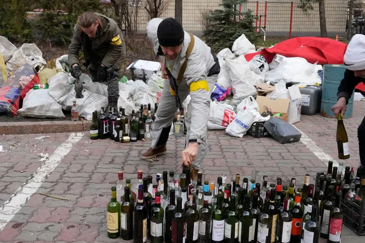 Ucraina, a cincea zi de război. Ucrainenii pregătesc coktailuri Molotov. Sursă imagine: Twitter Associated Press