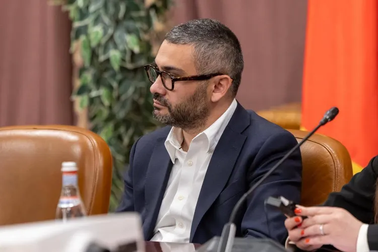 VIDEO Cum a sabotat ministrul PSD Manole reforma salarizării, necesară pentru primirea banilor din PNRR (Dragoș Pîslaru, invitat la podcastul „Cum e, de fapt?”)