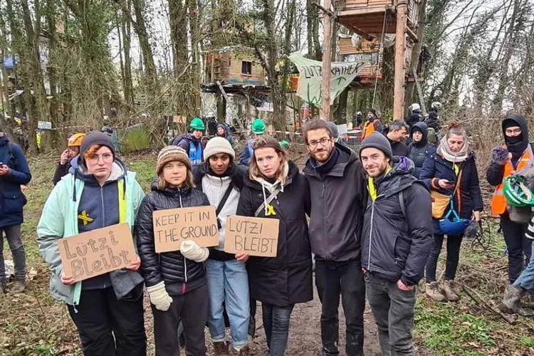 Polițiști blocați în noroi la Lutzerath (sursa: Twitter/Greta Thunberg)