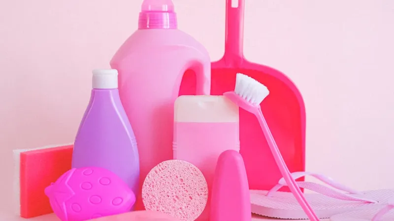 Produsele de curățenie pot fi periculoase (sursa: Pexels/Anna Shvets)