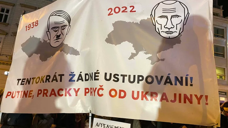 Ucraina se pregătește de război. Imagine de la protestul organizat la Praga împotriva Rusiei. Sursă imagine: Twitter JakubJanda