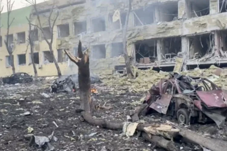 Catastrofă umanitară la Mariupol: aproape 2.200 de locuitori uciși. Supraviețuitorii, fără energie, hrană și apă. Convoaiele cu provizii, sabotate de ruși