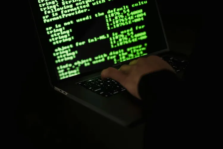 Sumă uriașă furată de hackeri din conturile unei firme. Banca spune că tranzacțiile păreau legitime (sursa: Pexels/Sora Shimazaki)