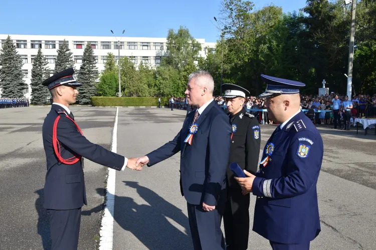 Guvernul vrea să crească salariile polițiștilor Foto: Facebook