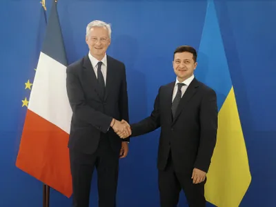 Franța a înghețat active ale Băncii Rusiei Foto: ministrul francez de Finante, Bruno Le Maire și președintele Ucrainei, Volodimir Zelenski, în 2019