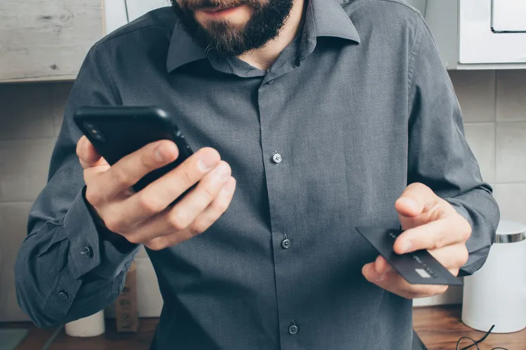 Clienții Orange reclamă abonări neașteptate la VRTube (sursa: Pexels/Mikhail Nilov)