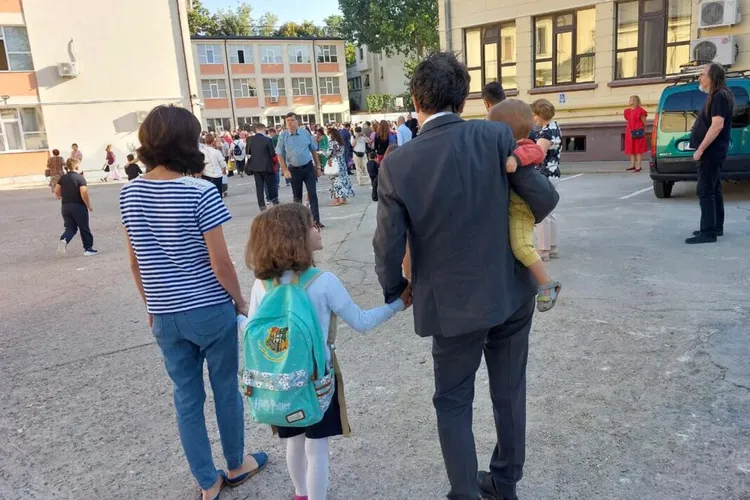 „Părinţii trebuie să-şi ducă copiii la şcoală”, cere ministrul David Foto: Facebook Nicușor Dan