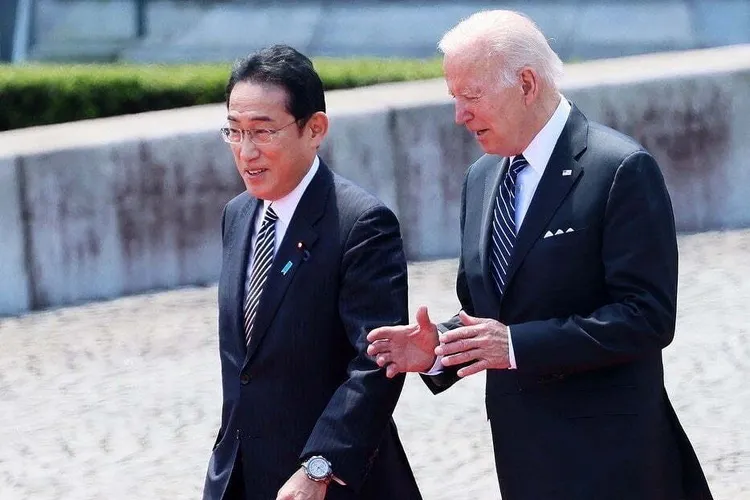 Un semnal către China: Japonia și Coreea de Sud participă la summit-ul NATO de la Madrid Foto: premierul Japoniei, Fumio Kishida și președintele SUA, Joe Biden