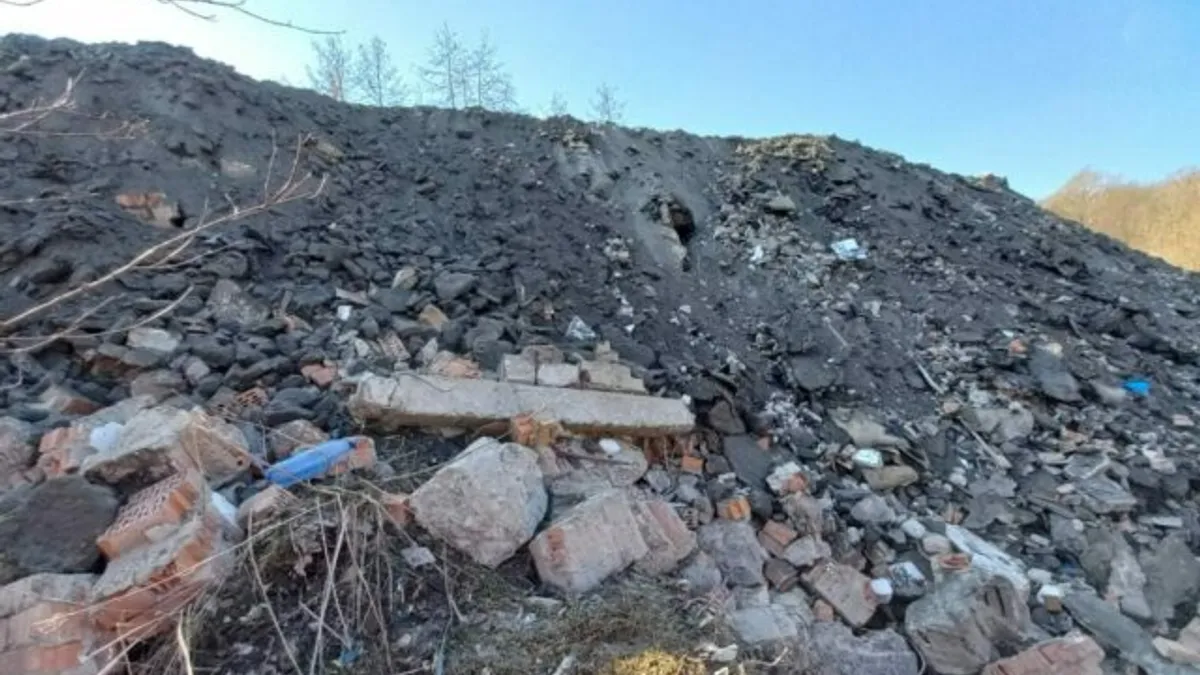 Tone de moloz, depozitate în câmp (sursa: G4 Media)