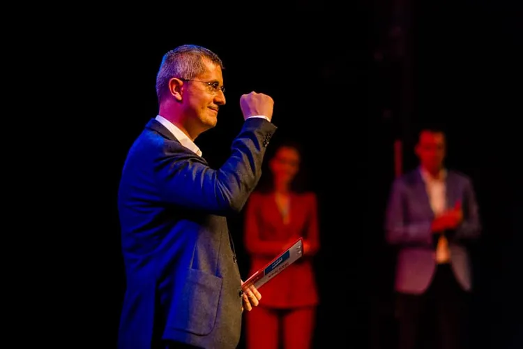 Barna, atac la Cioloș Foto: Facebook Dan Barna