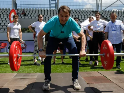 Ivan arată dezastrul de după Burduja Foto: Inquam/Octav Ganea