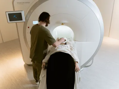Drepturile pensionarilor în spitale în 2026: când pot face gratuit RMN și CT, ce fac dacă li se cer bani și unde reclamă abuzurile