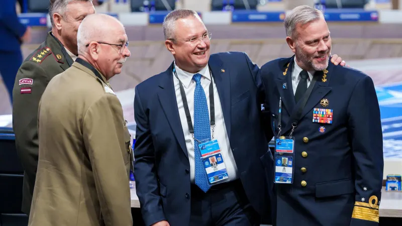 Ciucă, la summit-ul NATO de la Washington DC. Aici, alături de amiralul olandez Rob Bauer, președintele comitetului militar NATO Foto: Facebook