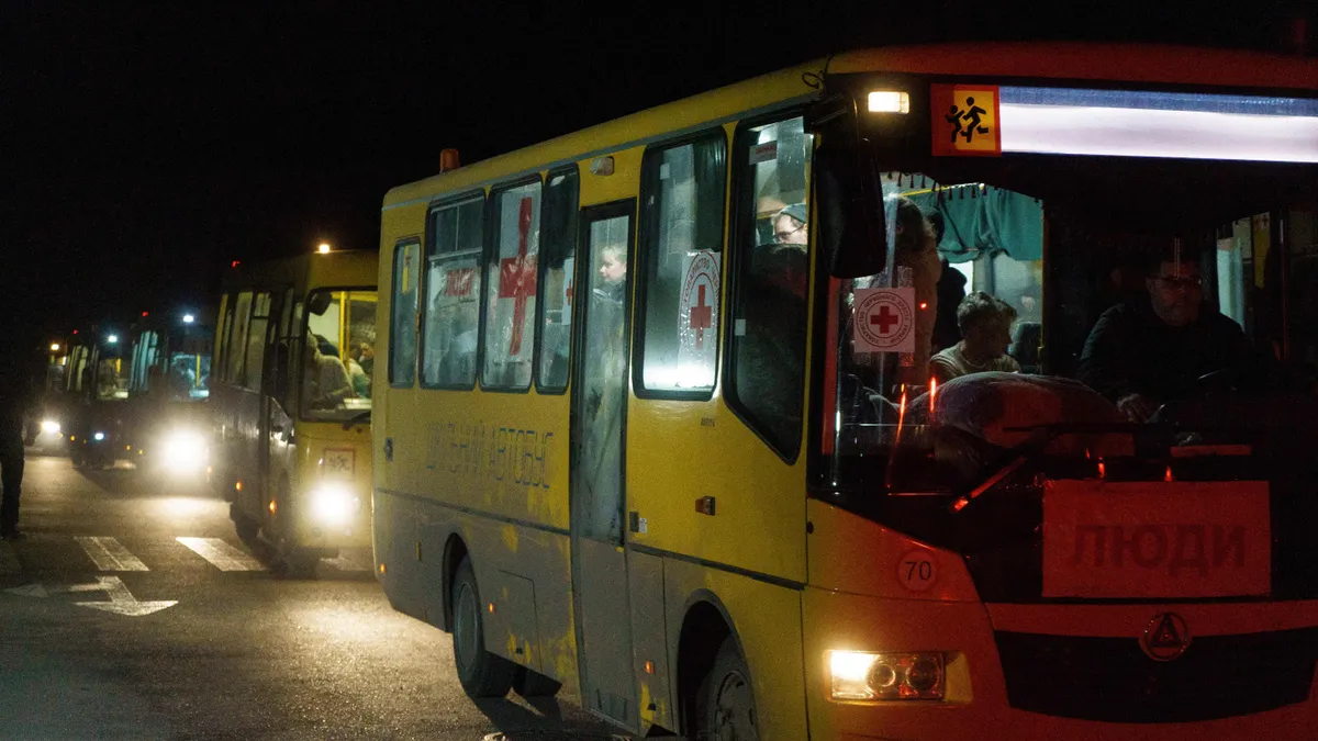 Civilii din Mariupol au șansa de a evada din ruinele Mariupolului (sursa: cnn.com)