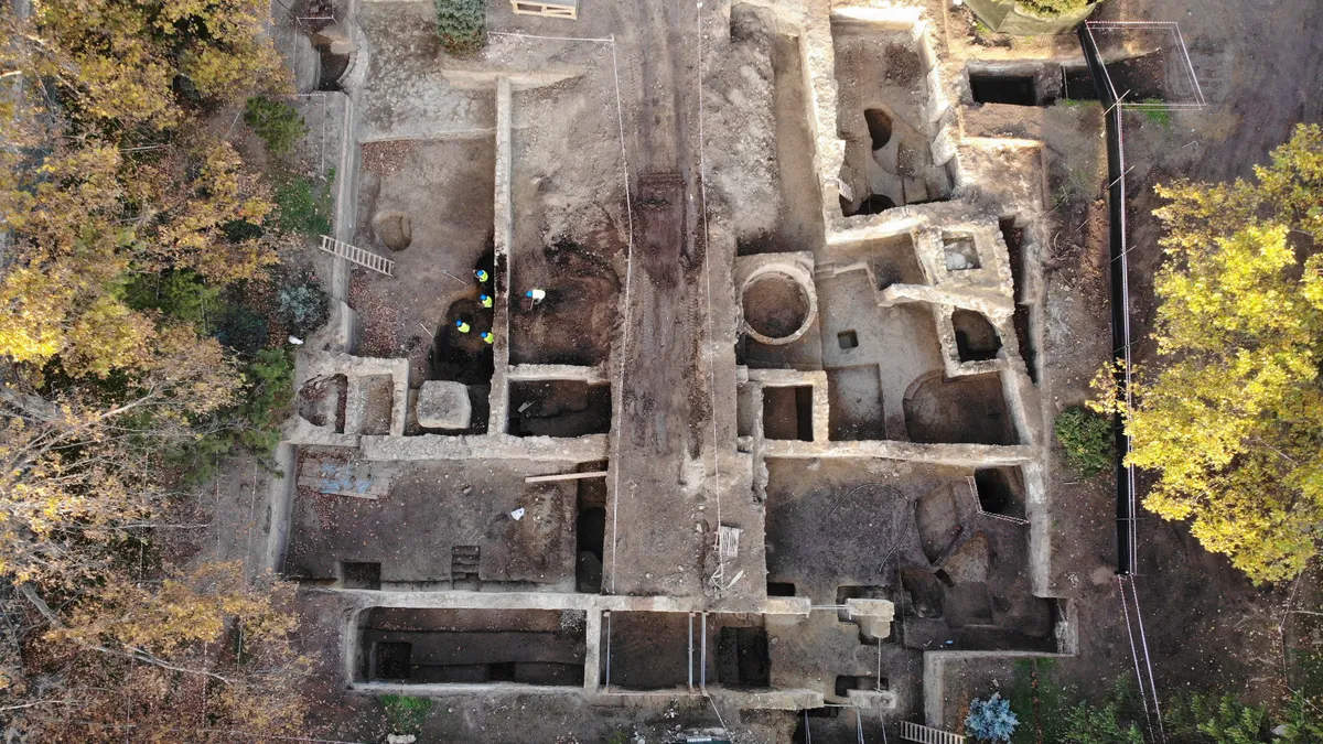 Șantier arheologic în fața Teatrului Național (sursa: ziaruldeiasi.ro)