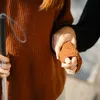 Indemnizația de însoțitor a crescut în 2026 pentru o categorie de pensionari: cine primește banii și când poate fi suspendată plata
