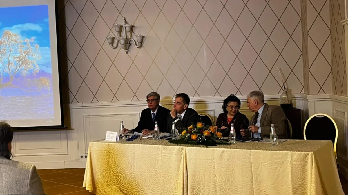 Condamnații Severin și Roșca Stănescu și inculpatul Petre Roman au dat lecții de etică la un eveniment universitar (sursa: ziaruldeiasi.ro)