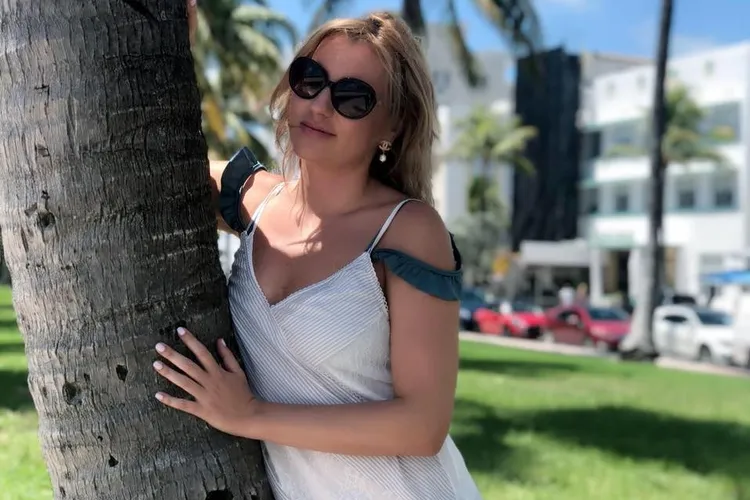 o diplomată aflată la post în Emiratele Arabe Unite critică Parlamentul pentru că a permis SUA să folosească baza Kogălniceanu Foto: Facebook Diana Pleșa