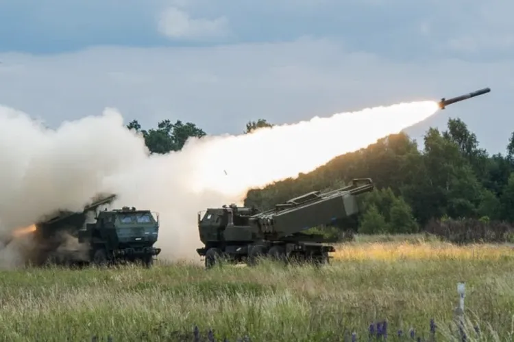 Sistemele americane de rachete HIMARS de mare precizie și rază medie de acțiune schimbă jocul în Ucraina: o bază rusească din Herson a fost făcută una cu pământul. Panică în Crimeea