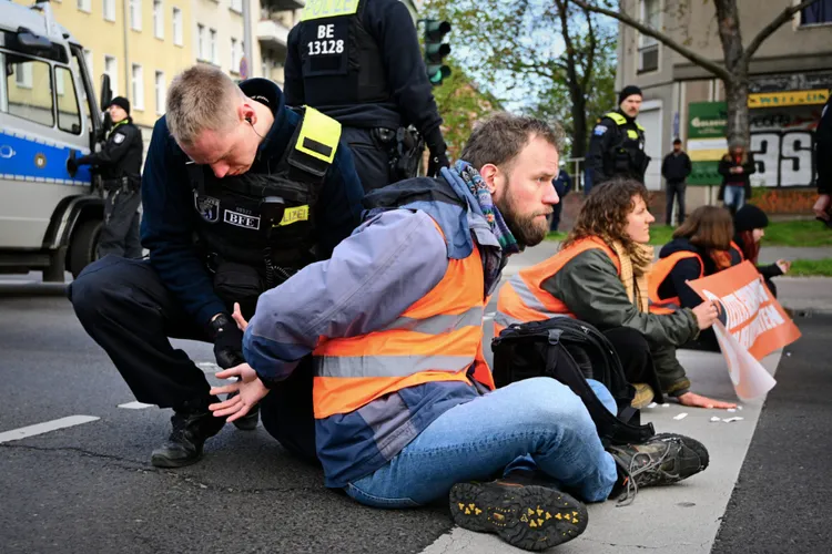 Berlinul, blocat iar de "Ultima generație" (sursa: letztegeneration.de)