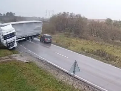 Striviți în mașină de un TIR răsturnat peste autoturism (sursa: newspascani.com)
