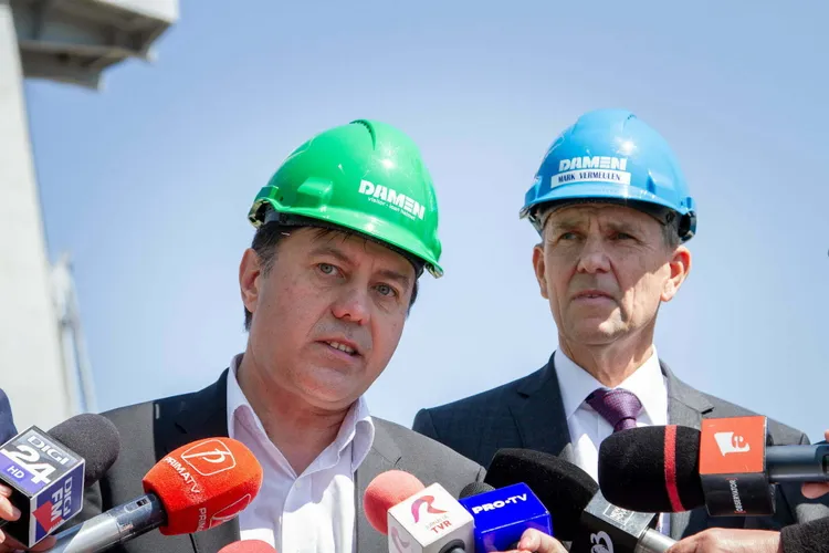 Naval Group acuză Damen de manipulare. Florin Spătaru, ministrul Economiei (stânga), și Mark Vermeulen (sursa: Inquam Photos/Ovidiu Iordachi)