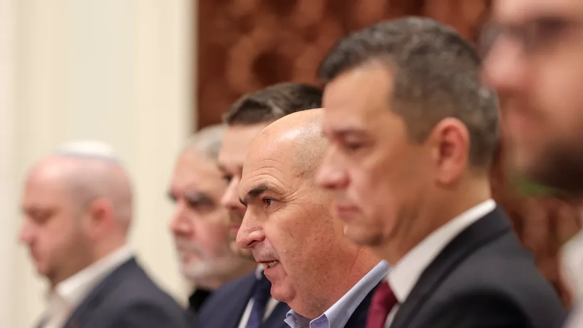 Creștere uriașă a taxelor și impozitelor, dar aproape nici o concediere Foto: Inquam/Octav Ganea