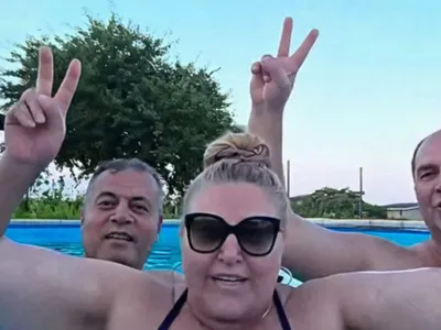 VIDEO Șoșoacă, din piscină, înconjurată de bărbați: Apa nu trebui tratată, e de la Dumnezeu
